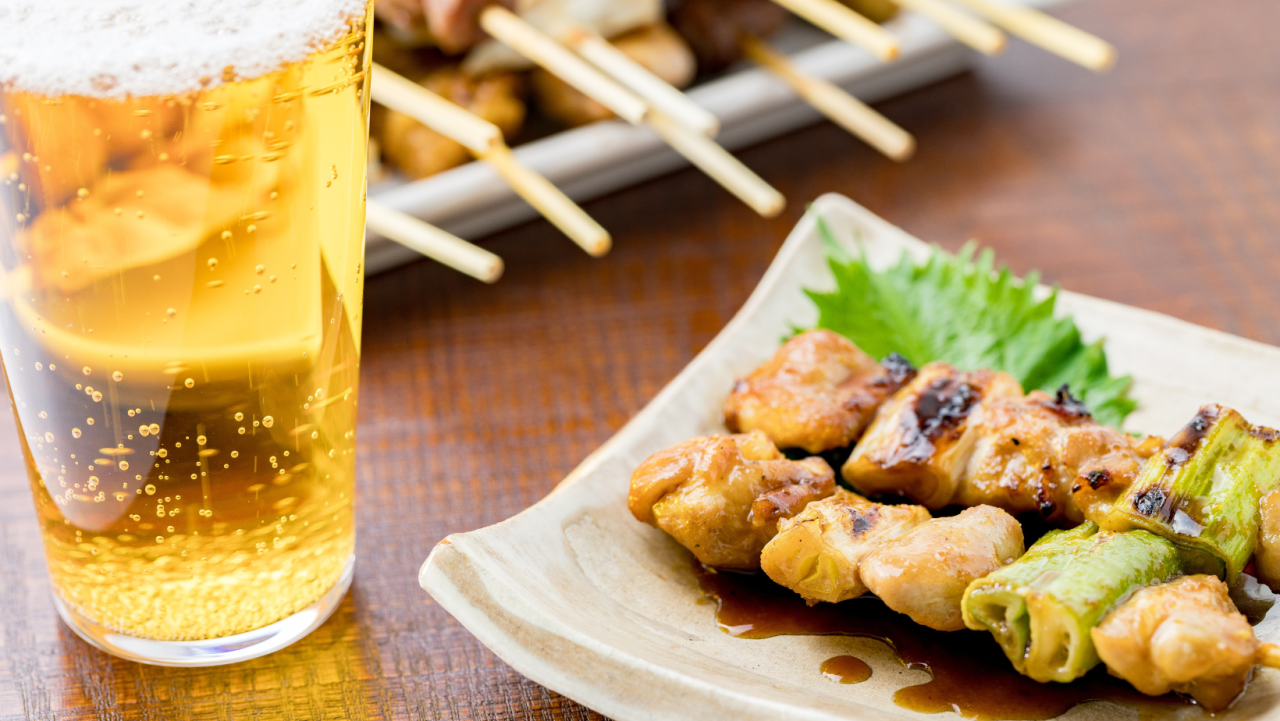 熊本市で開催される夏祭りのおともに、焼き鳥とビール